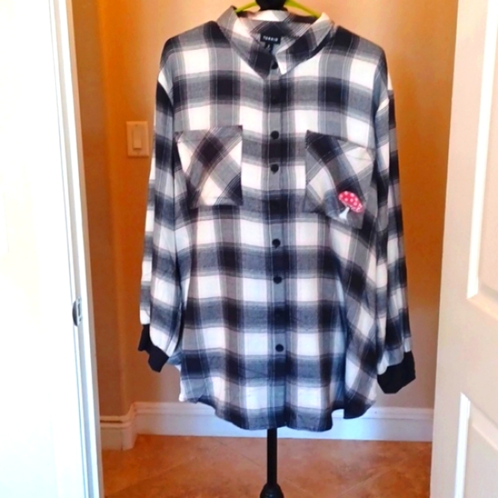 Torrid 3x black/pink plaid mushroom on pocket lightweight long-sleeved butto